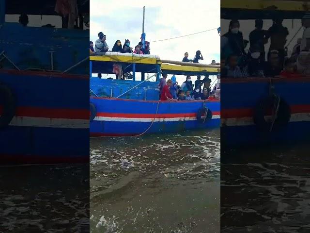 TRADISI HARI RAYA KE 7 PASURUAN DI PELABUHAN.. GOKILLLL....