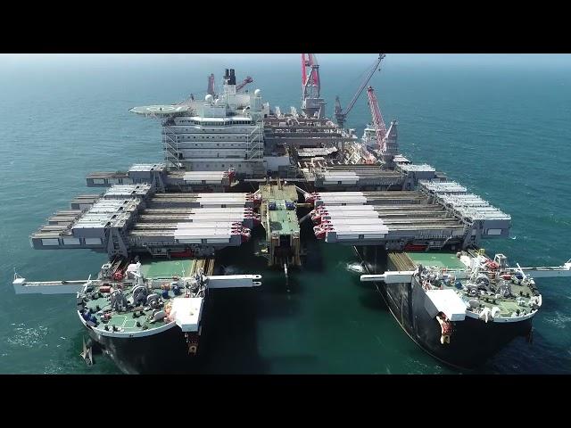 Pioneering Spirit in pipelay mode 01