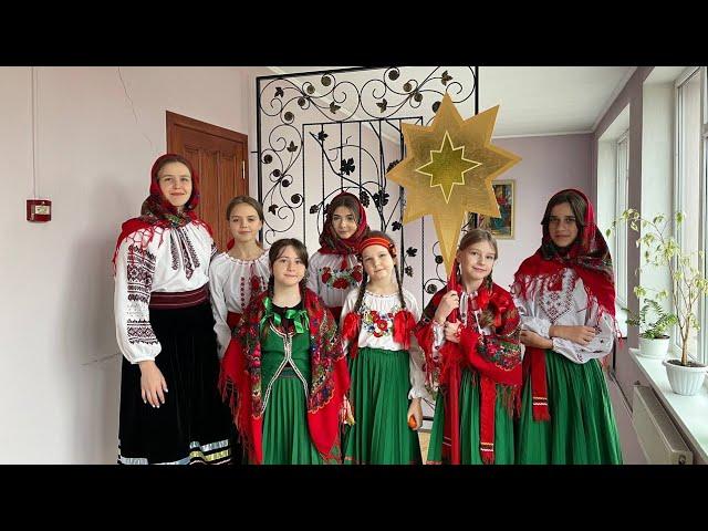 Колядка «Сидить Міколай» - старша група ( Ukrainian girls)