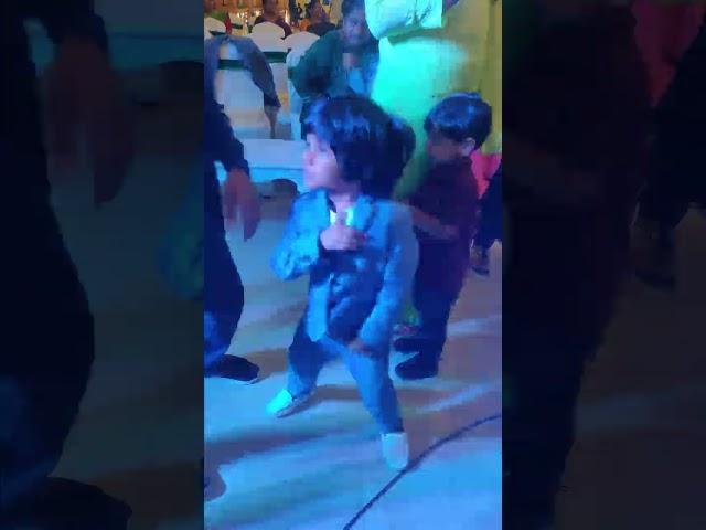 Kid dancing to Yally - Party Party | Zoolander meme