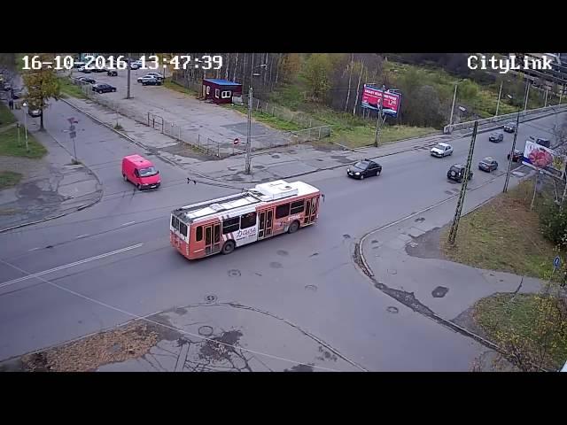 В Петрозаводске из полицейской машины на полном ходу выпал человек (16.10.2016)