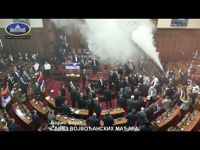 Caos al parlament de Sèrbia: bengales i pots de fum deixen tres ferits