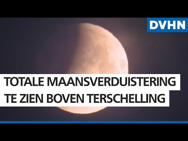 Een maansverduistering boven de Brandaris op Terschelling