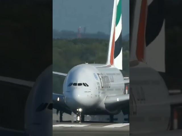 Amazing Landing Airbus A380.      #shorts #airbus #a380 #emirates