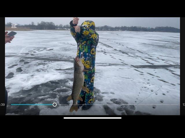 РЫБАЛКА С НОЧЁВКОЙ НА ЛЬДУ И ЩУКИ КАК КРОКОДИЛ. БРАСЛАВЫ. МУСОРЩИК