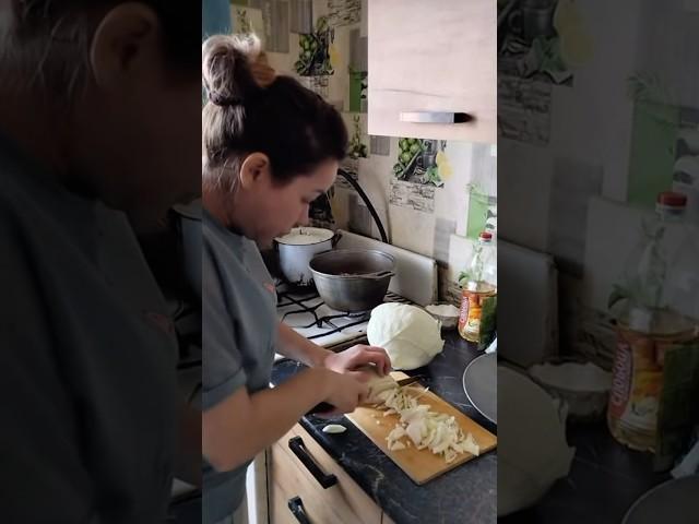 ГОТОВИМ С ЛЮБОВЬЮ! ИРИШКА ЧИКИ ПИКИ И БЕЗУМНЫЙ ПАША ВАРЯТ БОРЩ!