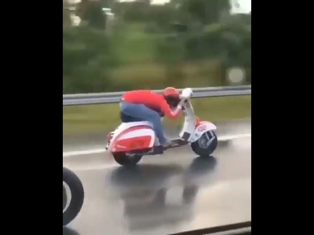 Piaggio Vespa Vs Kawasaki Illegal Drag Race, The Power of 2 Strokes Engine