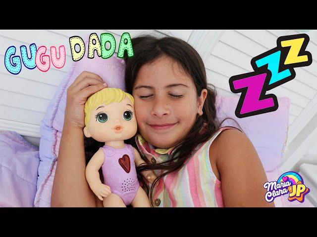 Maria Clara brincando com sua nova boneca Baby Alive Coraçãozinho