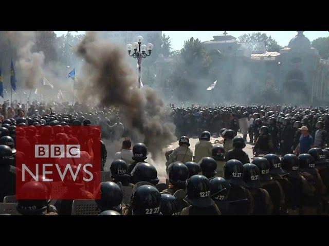 Ukraine: Police and protesters hurt in Kiev clashes over autonomy deal - BBC News