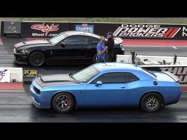 Hellcat vs Shelby GT500 - muscle cars drag racing