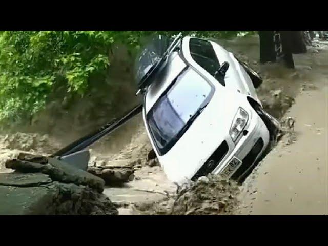 ЖУТКОЕ НАВОДНЕНИЕ  в КРЫМУ! ЯЛТУ ЗАТОПИЛО! Уносит Людей и АВТО. СТРАШНЫЕ КАДРЫ! Крым Лето 2021