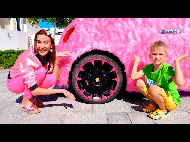 Vlad et Niki aident leur mère à s'occuper de la voiture