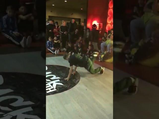 Архив с 2019 года, Андрей на батлах в Николаеве #breakdance #tricks