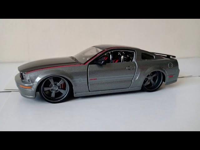 Maisto PRO RODZ , 1/24 scale , 2008 Ford Mustang AV8R .