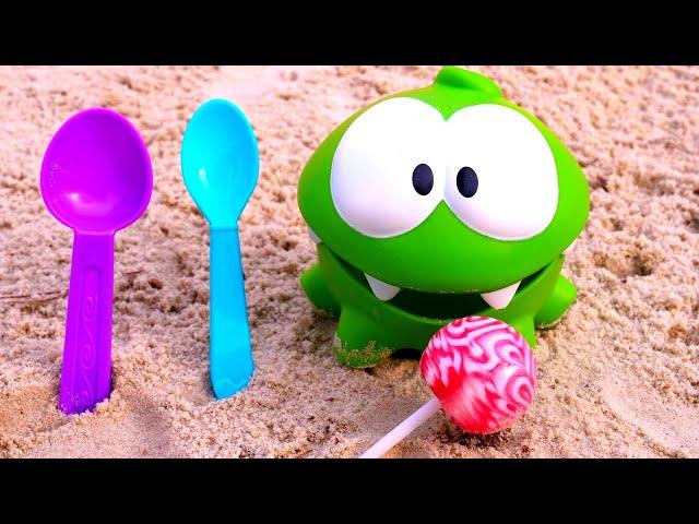 Se divertindo na areia com Om Nom. Videos de brinquedos para crianças. Carrinhos de brinquedos