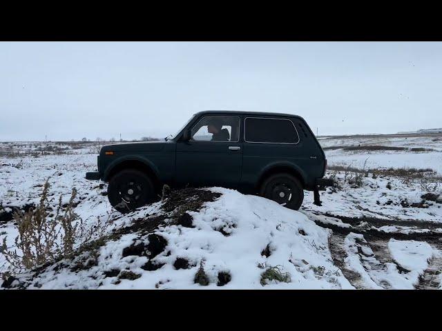 Лада Нива на заснеженной горке