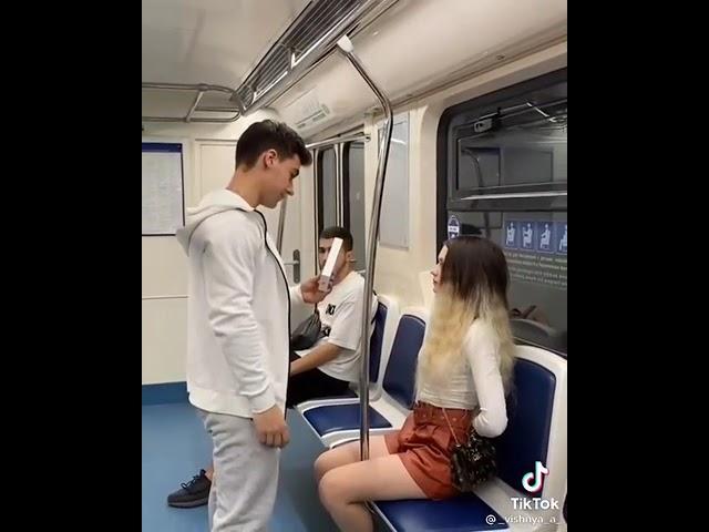 Metroda Kızın Yaptığı Tiktok