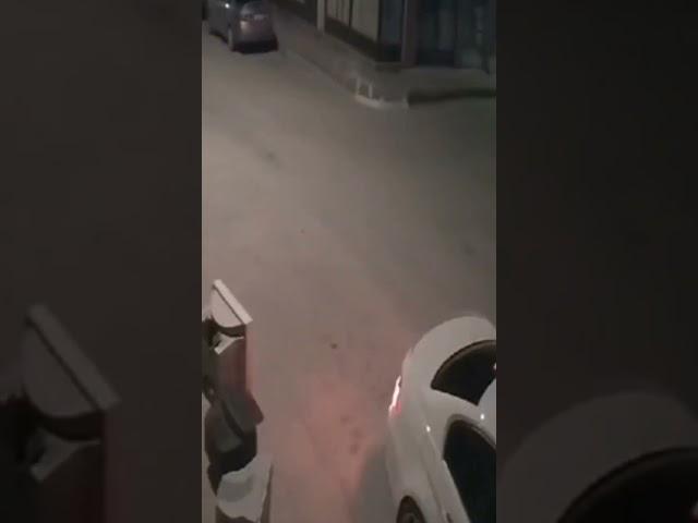 TOPTANCILAR SİTESİNDE 2 MOTORSKLET KAFA KAFAYA ÇARPTI KAZA  ANI GÜVENLİK KAMERASIDA İŞTE O ANLAR