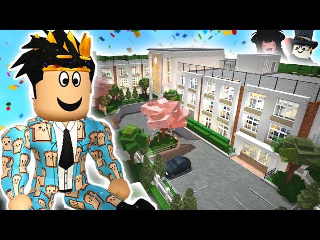 touring BLOXBURG'S BLOXY HIGH SCHOOL... this is amazing