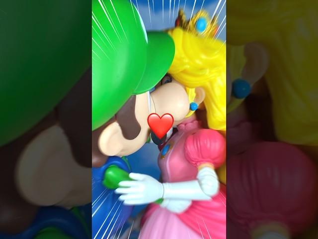 【Super Mario】Luigi forcefully kisses Princess Peach #supermario #shorts #mario