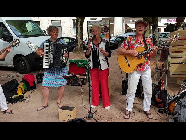 Todo & Co speelt op de markt in Aigurande, zomer 2019