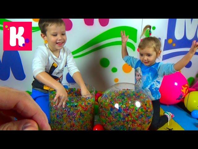 Katy and Max have a new challenge with water balls