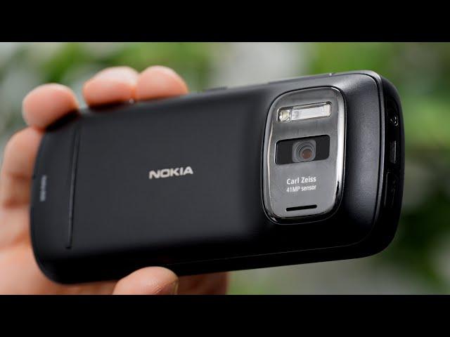 Nokia 808 PureView. Первый с 41-Мп камерой из 2012 года