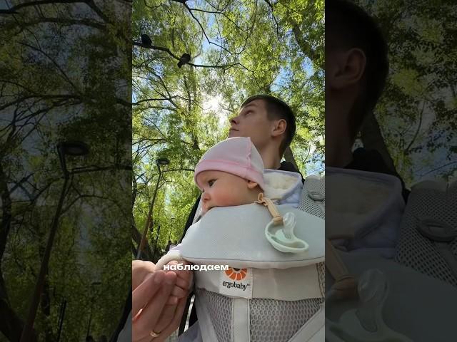 Папа и мама гуляют с дочкой #младенец #семья #новорожденный