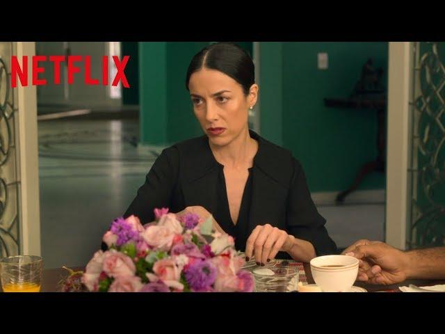 Julián saca a Paulina del chat grupal | La Casa de las Flores | Netflix