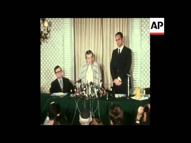 SYND 12-11-73 GOLDA MEIR PRESS CONFERENCE IN LONDON