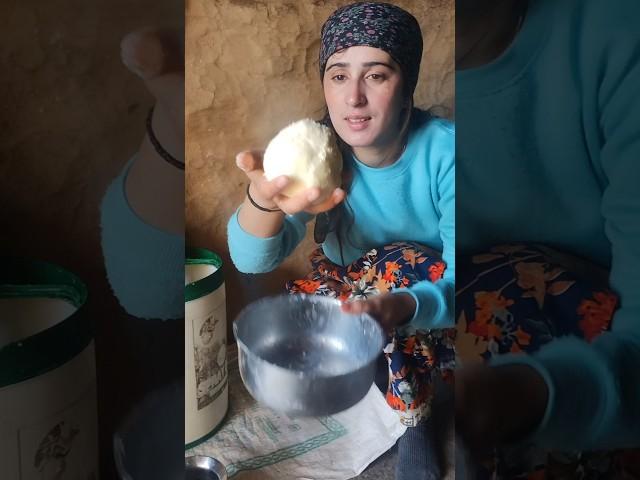 दोपहर में लस्सी मक्खन बनाना पड़ा|| Daily pahadi lifestyle vlog #minivlog #village #pahadilifestyle
