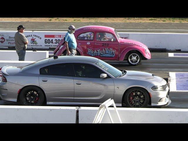 VW Beetle vs Hellcat Charger - 1/4 mile drag race