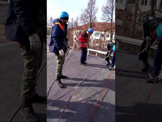 Отработка будущими промальпинистами приемы и способы выхода с крыши здания