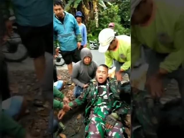 Anggota TNI mengalami Kecelakaan & hilang kesadaran, bagi yg mngenal mohon dinfokan ke pihak kluarga