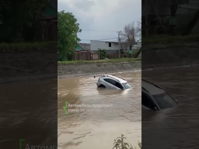 В Бишкеке внедорожник Lexus RX упал в БЧК