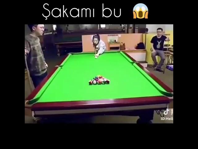 Bilardo ustası kız görenleri şaşkına çeviriyor