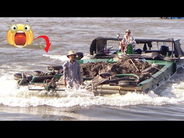 [774] Steel boats carrying overloaded sand entering the dam gate are very dangerous