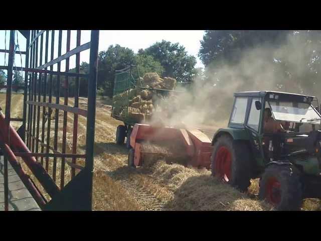 Fendt 108 mit Welger AP 45 und Ballenwerfer