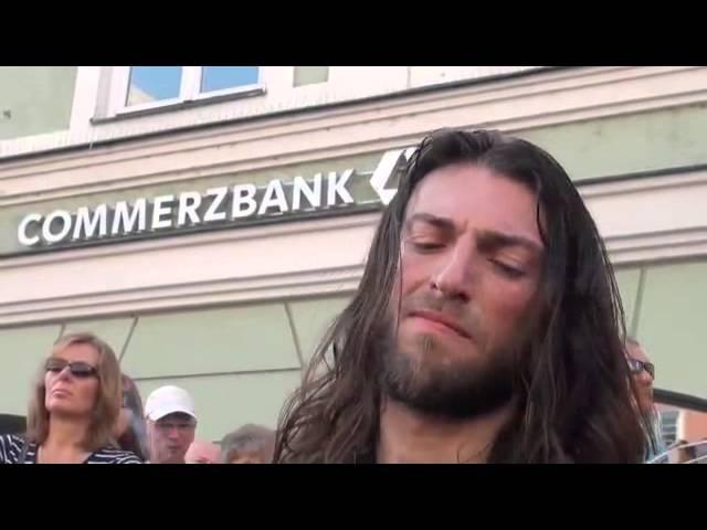 Его зовут Эстас Тонне. Гитарист. Уровень: Бог