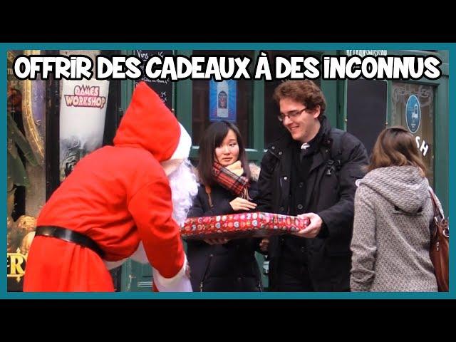 Offrir des cadeaux à des inconnus - Noël Prank - Les Inachevés