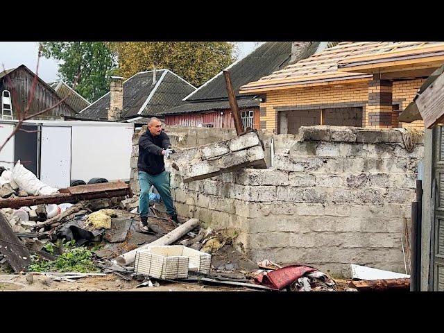 Нам столько не нужно. Ломаем стены. Сносим старый сарай. Стройка в деревне. Жизнь простых людей.