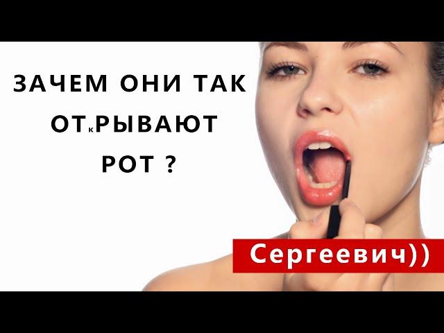 Молодая девушка сексуально красит губы на белом фоне.Young girl sexually paints her lips