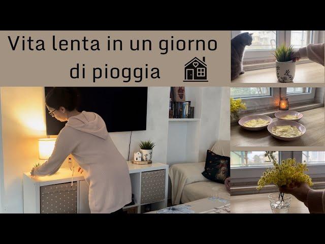 Vita lenta in un giorno di pioggia-casa accogliente con luci soffuse-crespelle in brodo