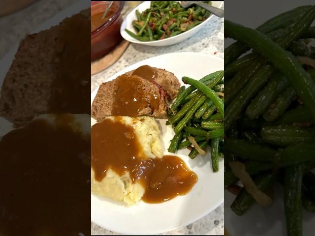 Super Moist Meatloaf and Mashed potatoes #stringbeans #sundaydinner #meatloaf #shorts #cookingvideo