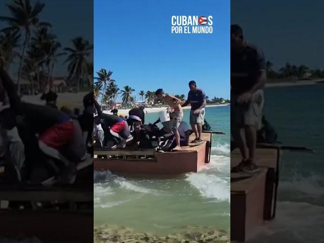 Balseros cubanos desembarcan en Sombrero Beach a plena luz del día frente a los bañistas