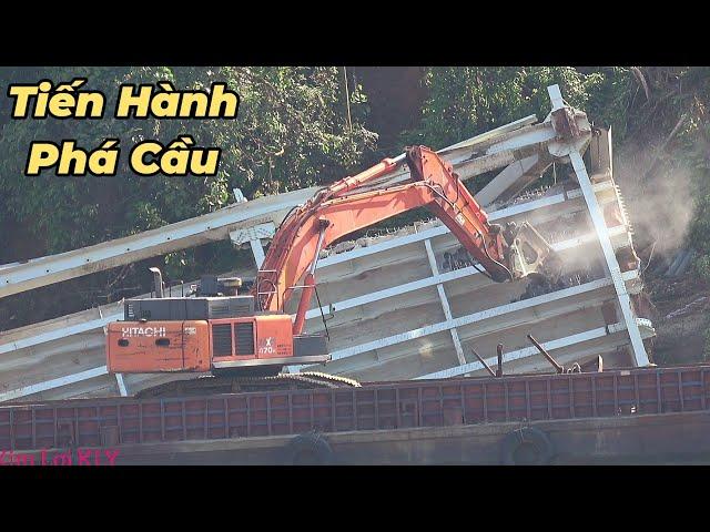 Sà Lan Chở Xe Cuốc Khủng Tiến Hành Phá Cầu Sập Phong Châu.