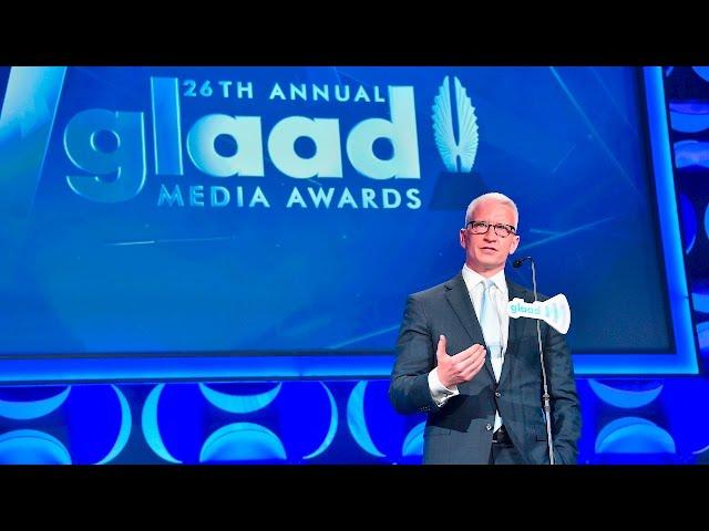 Anderson Cooper Presents to Kelly Ripa at the #GLAADAWARDS