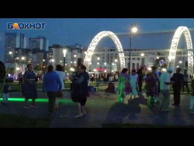 Волгоградцы сняли на видео жаркие летние танцы пенсионеров