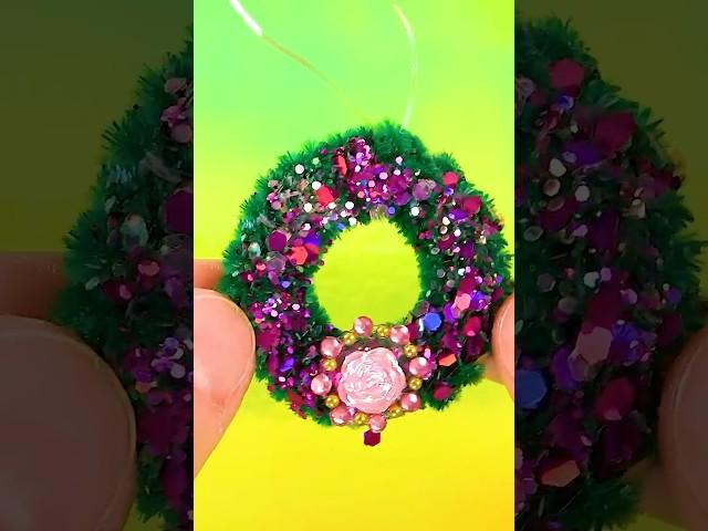 DIY mini Pipe Cleaner Christmas Wreath