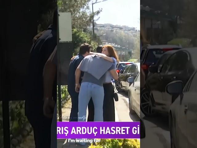 @KiralikAsk  #BarışArduç ve #ElçinSangu, oy kullandıktan sonra böyle görüntülendi.